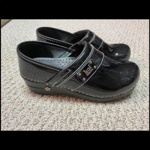 Koi by Sanita black clogs